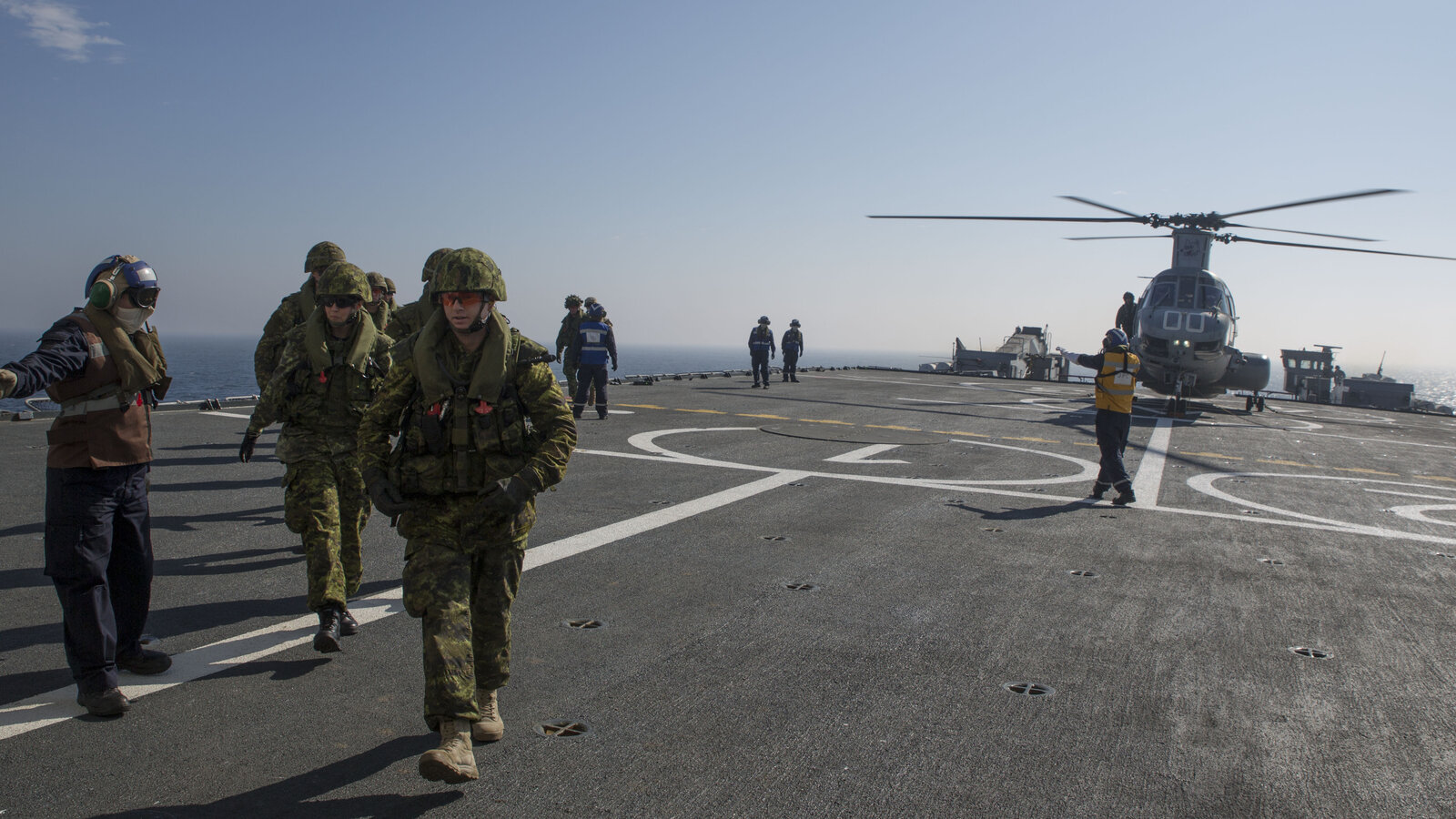 Canadian Army soldiers disembark a CH-46E and board the Chilean Navy ship LSDH Sargento Aldea during Partnership of the Americas 2014, August 2014