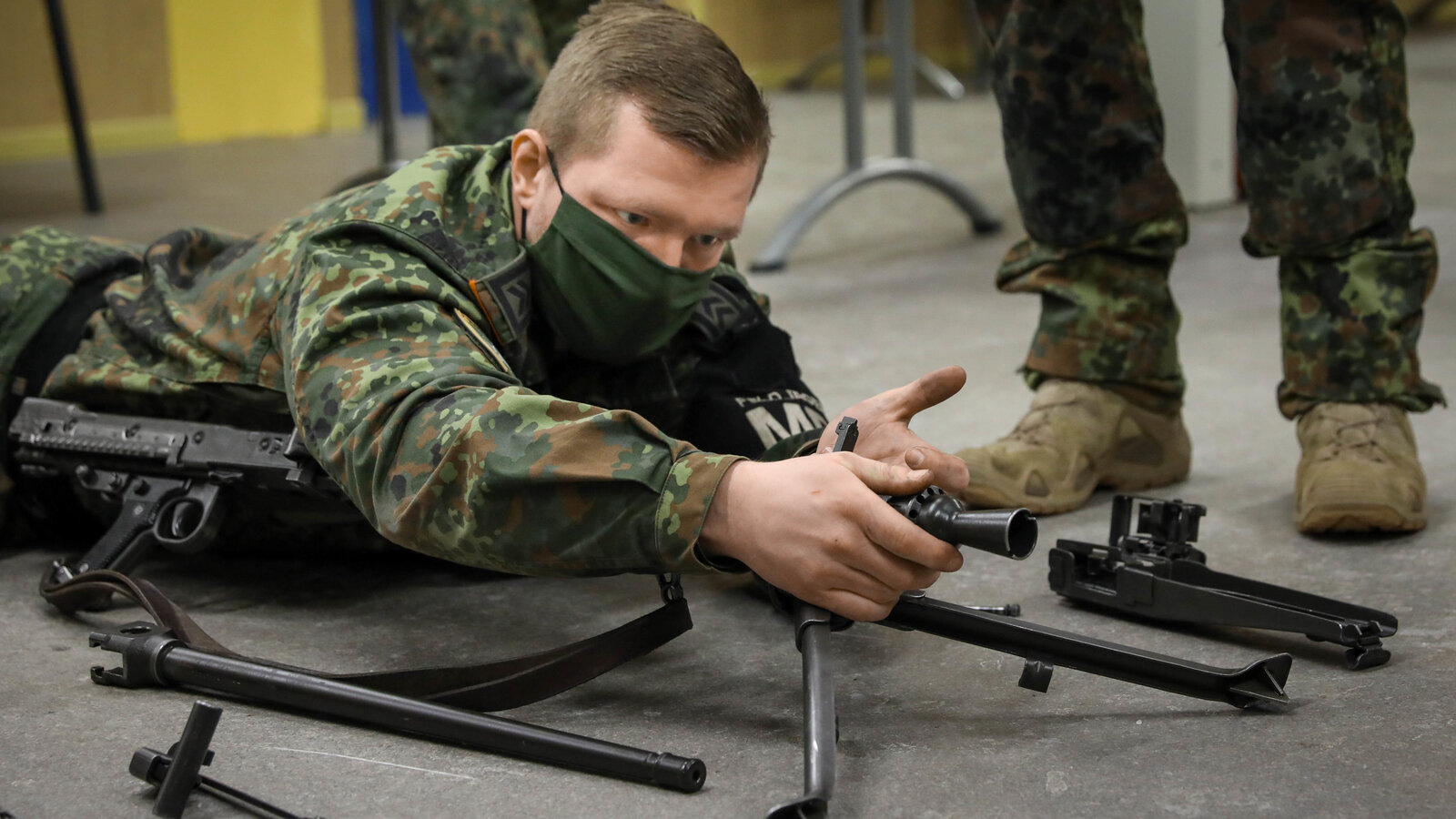 German military policeman demonstrates the MG3 machine gun to U.S. cavalry troopers on NATO eFP duty in Lithuania, January 2021