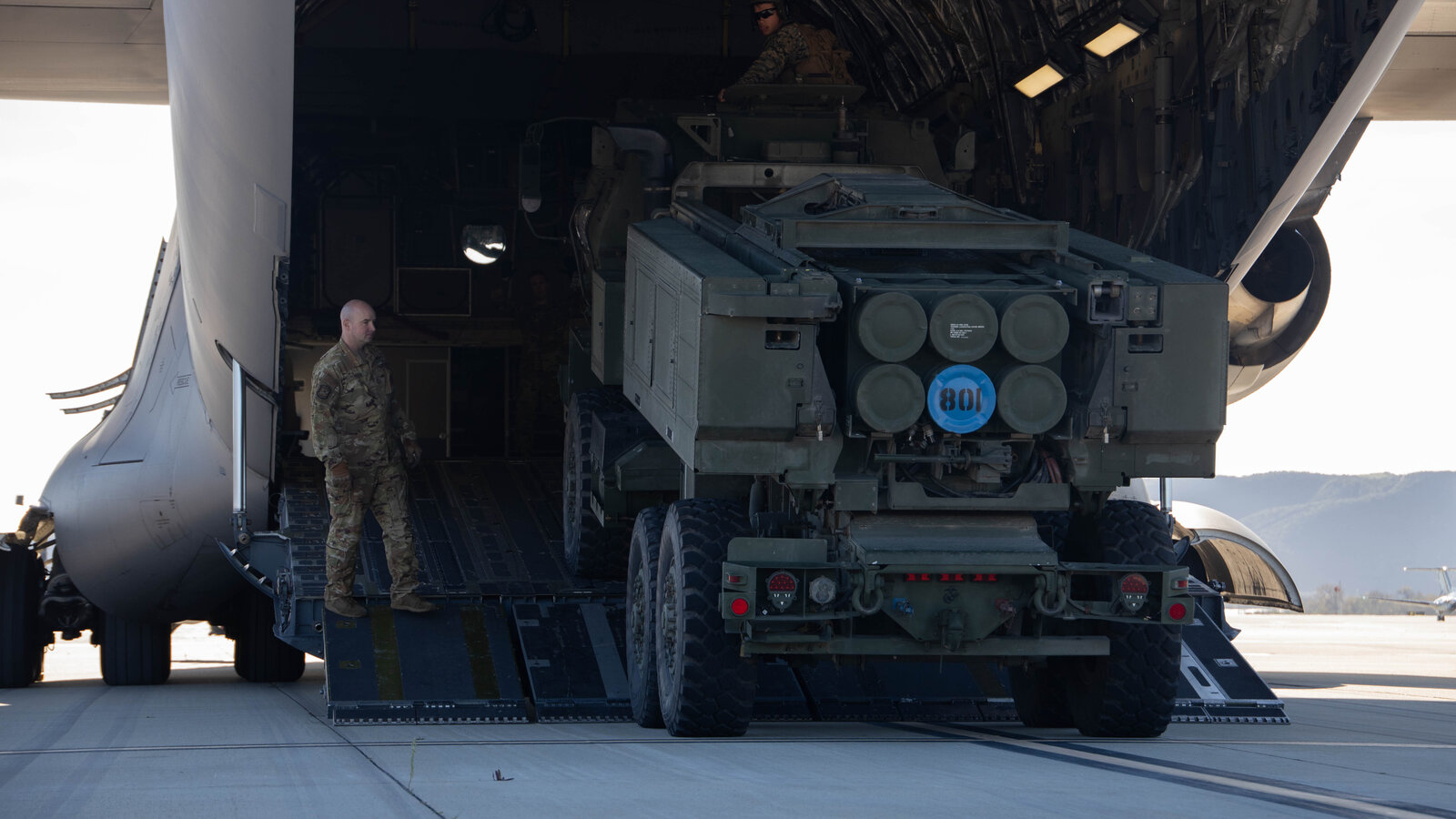 M142 HIMARS unloaded from a C-17 Globemaster III during U.S. Marine Corps tactical vehicle training, Camp Pendleton, January 2022